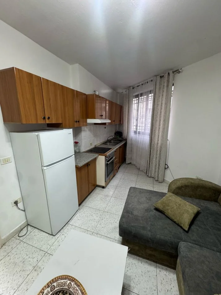 Tirane, jap me qera apartament 1+1 Kati 2, 60 m² (Rruga e Durresit, afer Ambasades Polake)