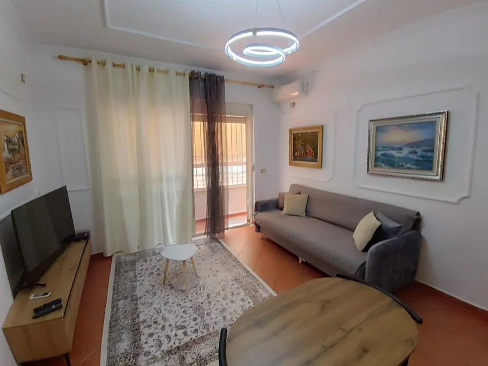 Tirane, jap me qera apartament 1+1+Ballkon Kati 2, 50 m² 500 € (Liqeni i Thate, Rruga Peti, afer Hotel Sokrati)
