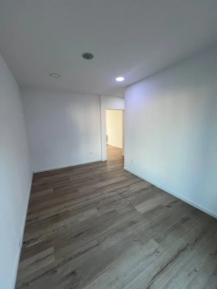 Tirane, jepet me qera ambjent biznesi Kati 2, 170 m² 2.300 € (Rruga e Elbasanit)