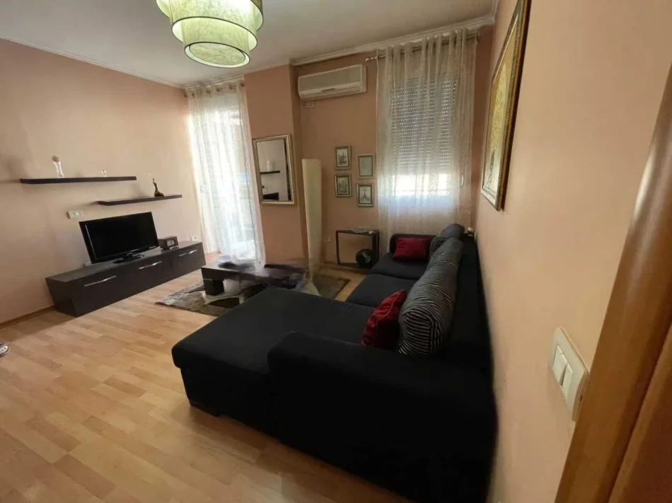 Tirane, jepet me qera apartament 1+1+Ballkon Kati 4, 65 m² 450 € (Rruga e Elbasanit, prane Higjenes)