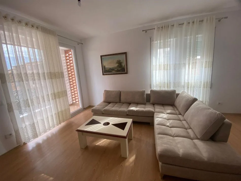 Tirane, jap me qera apartament 2+1+Ballkon Kati 3, 100 m² 600 € (Rruga e Dibres, mbi QSUT)