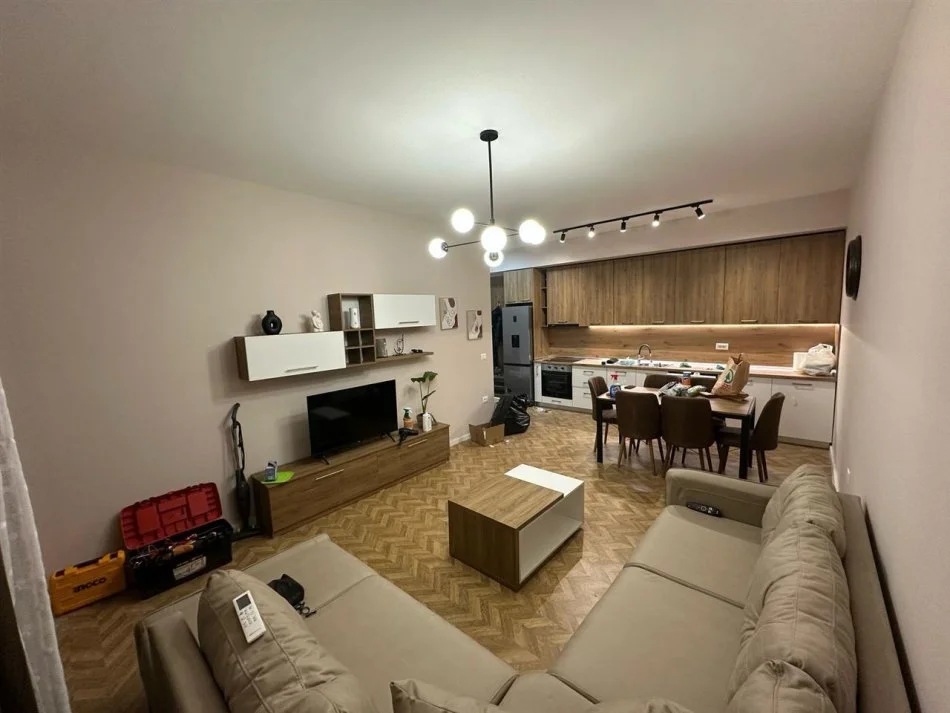 Tirane, jap me qera apartament 1+1+Ballkon Kati 1, 75 m² 550 € (Ish Fusha e Aviacionit)