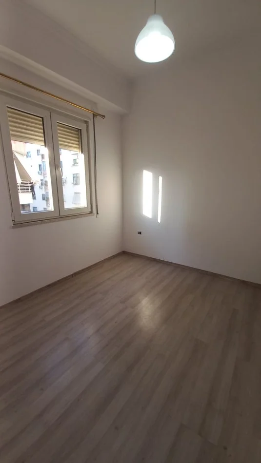 Tirane, jepet me qera apartament 2+1+Ballkon Kati 3, 85 m² 350 € (Prane Bar Oslo, Astir)