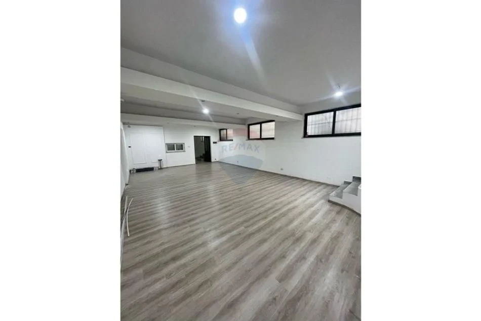 Tirane, jepet me qera dyqan Kati 0, 108 m² 700 € (Qendër)