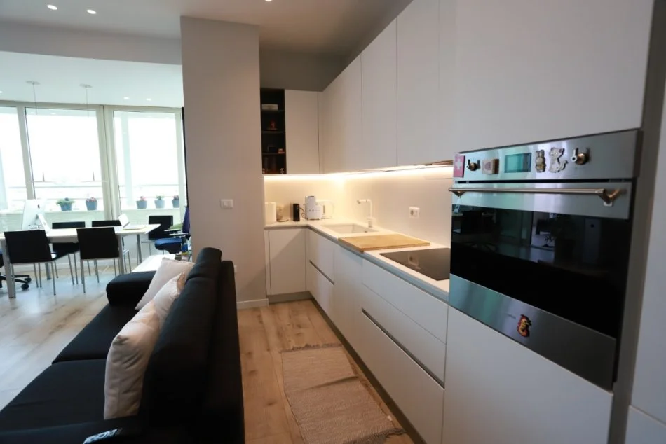 Tirane, jepet me qera 2+1 Kati 12, 137 m² 1.000 € (Vila Gold)