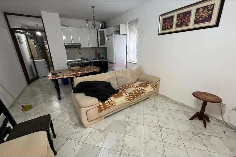 Tirane, jepet me qera apartament 2+1 Kati 1, 78 m² 450 € (Liqeni That)