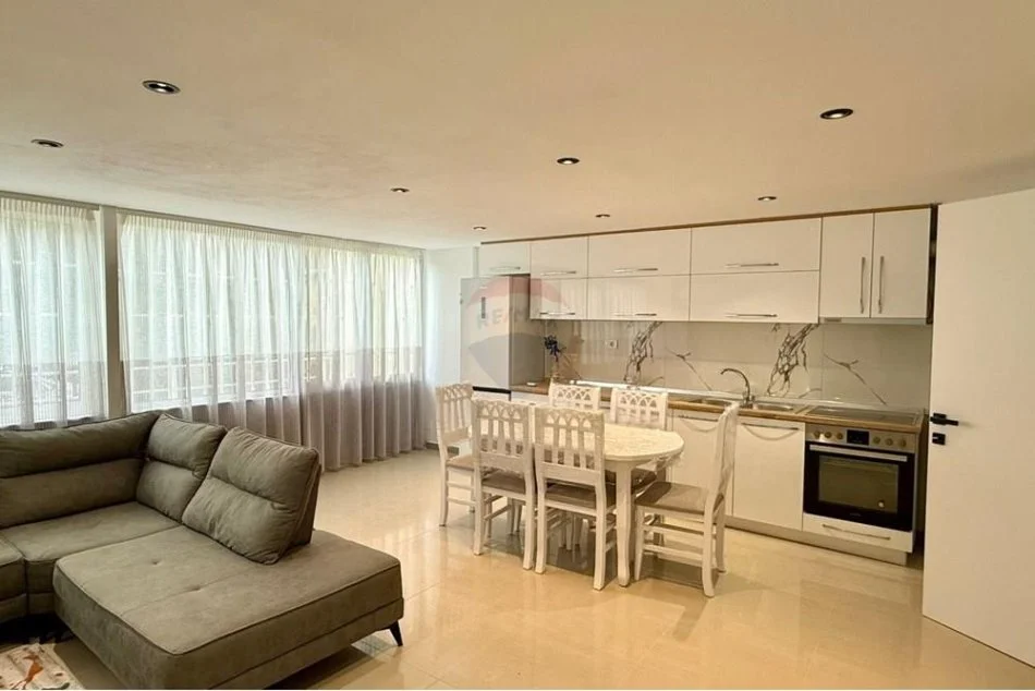 Tirane, jepet me qera apartament duplex 3+1 Kati 1, 175 m² 550 € (Fresk)