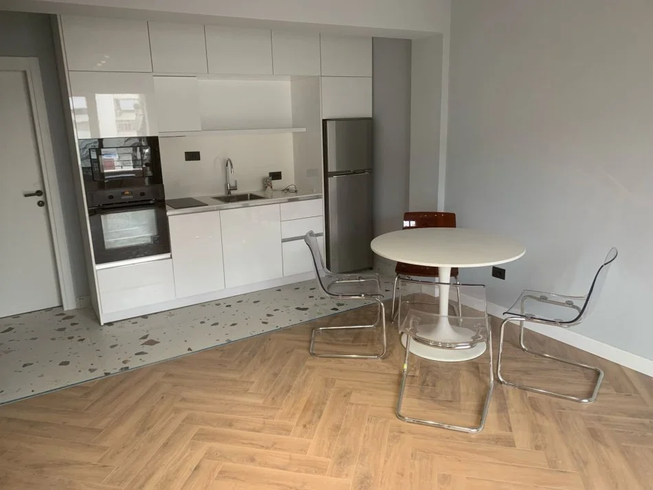 Tirane, jepet me qera apartament 1+1+Ballkon Kati 4, 60 m² 600 € (Qender, prane Kafe Europa)