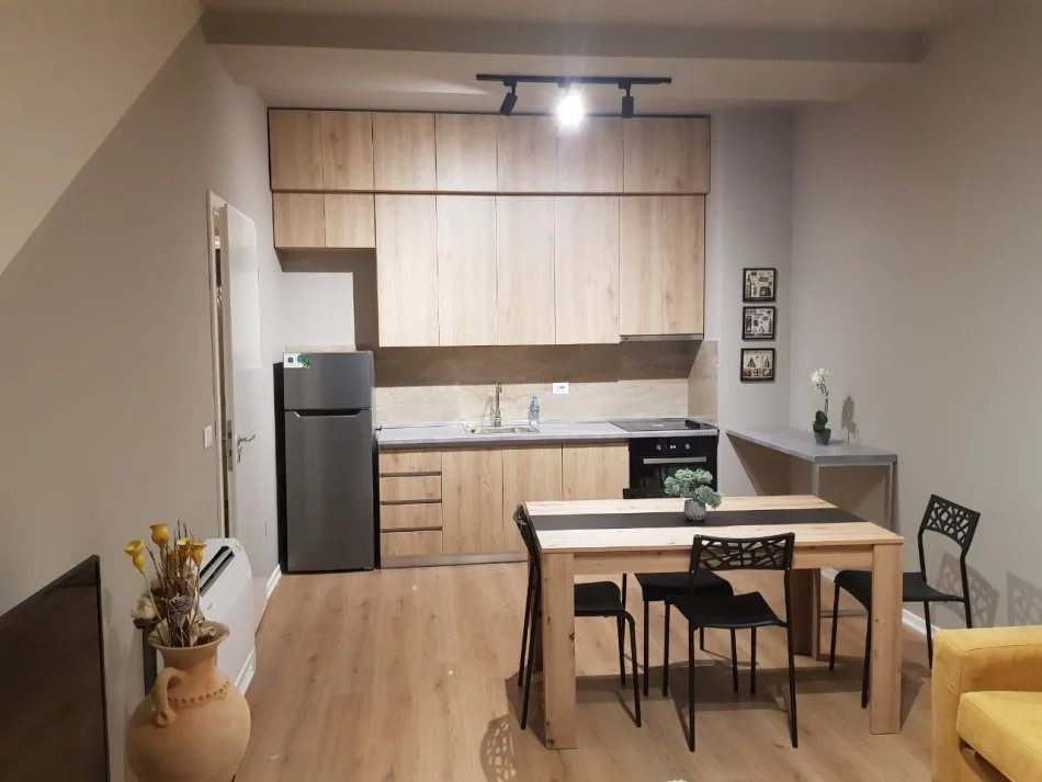 Tirane, jap me qera apartament 2+1+Ballkon Kati 5, 100 m² (21 Dhjetori, Kompleksi Kontakt) 70.000 Leke