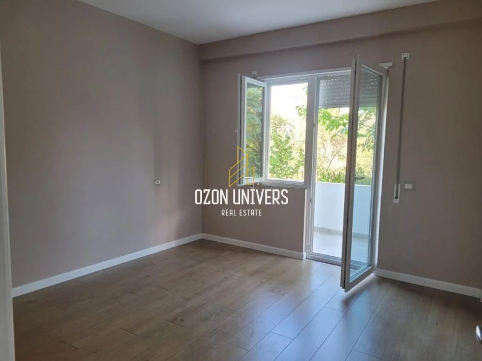Tirane, jepet me qera apartament 1+1+Ballkon Kati 4, 400 m² 400 € (Kopshti Botanik)