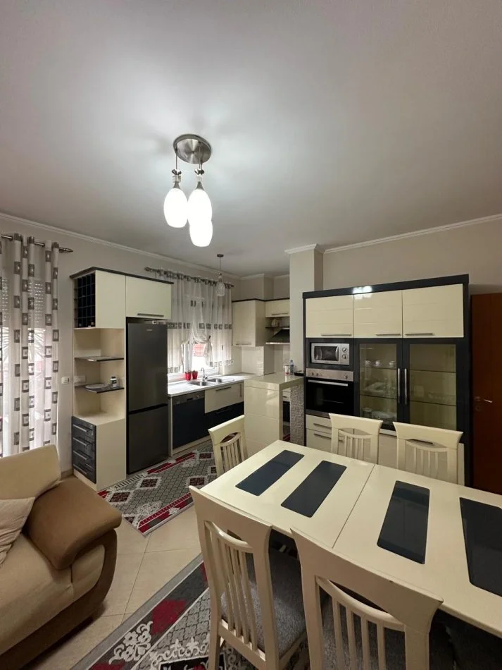 Tirane, jepet me qera apartament 1+1 Kati 3, 70 m² 700 € (Rruga e Bogdaneve)