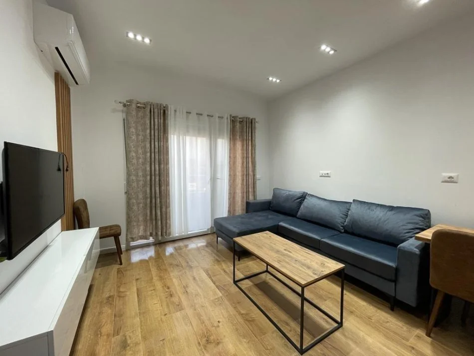 Tirane, jepet me qera apartament 2+1 Kati 12, 100 m² 800 € (Komuna e Parisit)