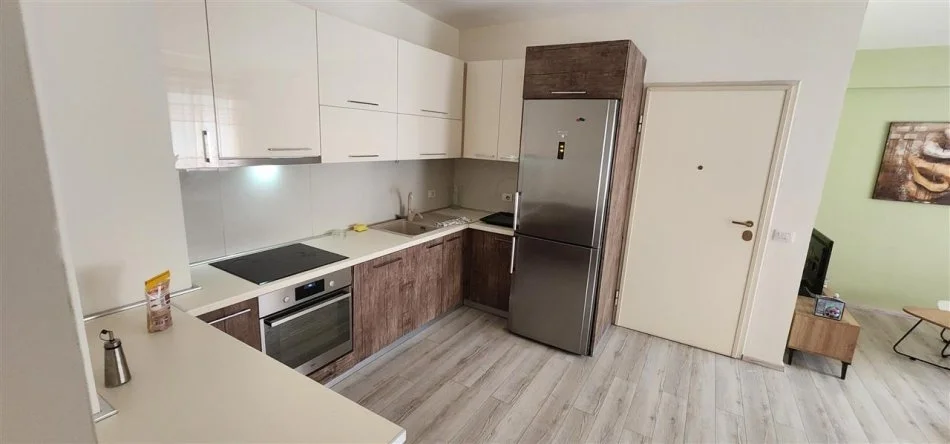 Tirane, jap me qera apartament 2+1+Ballkon Kati 4, 100 m² 700€ (Liqeni i Thate, afer Kopshtit Zooogjik)