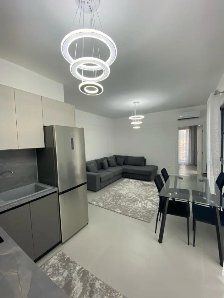 Tirane, jepet me qera apartament 1+1+Ballkon Kati 10, 57 m² 550 € (Farmacia 10)
