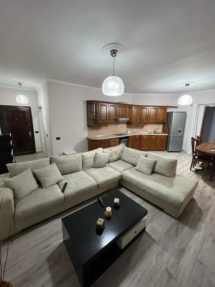 Tirane, jepet me qera apartament 2+1 Kati 5, 80 m² 600 € (Komuna e Parisit)