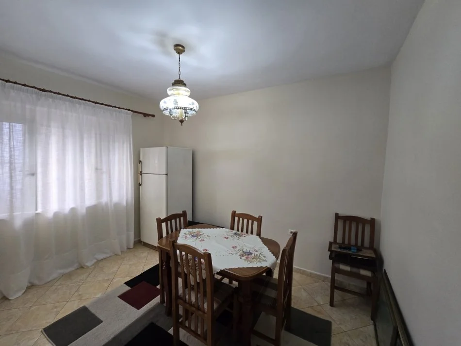 Tirane, jepet me qera apartament 2+1 Kati 1, 90 m² 550 € (Rruga e Elbasanit)