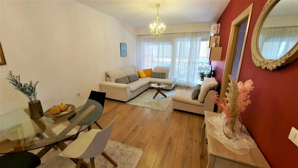 Tirane, jepet me qera apartament 1+1+Ballkon Kati 2, 71 m² 750 € (Rruga Kavajes)