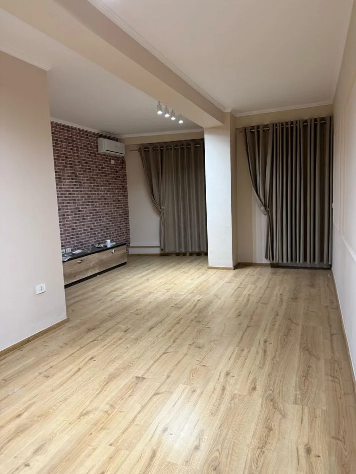 Tirane, jepet me qera zyre Kati 2, 120 m² 700 € (Komuna e Parisit, prane Kompleksit Kika)