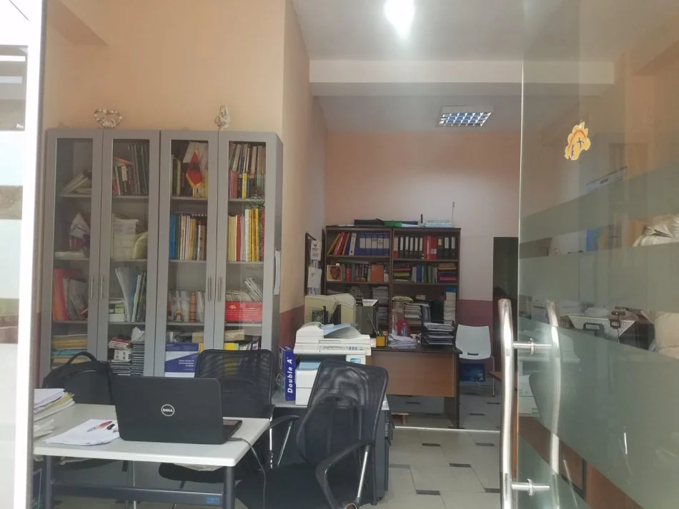 Tirane, jepet me qera dyqan Kati 0, 68 m² 400 € (Komuna Parisit)