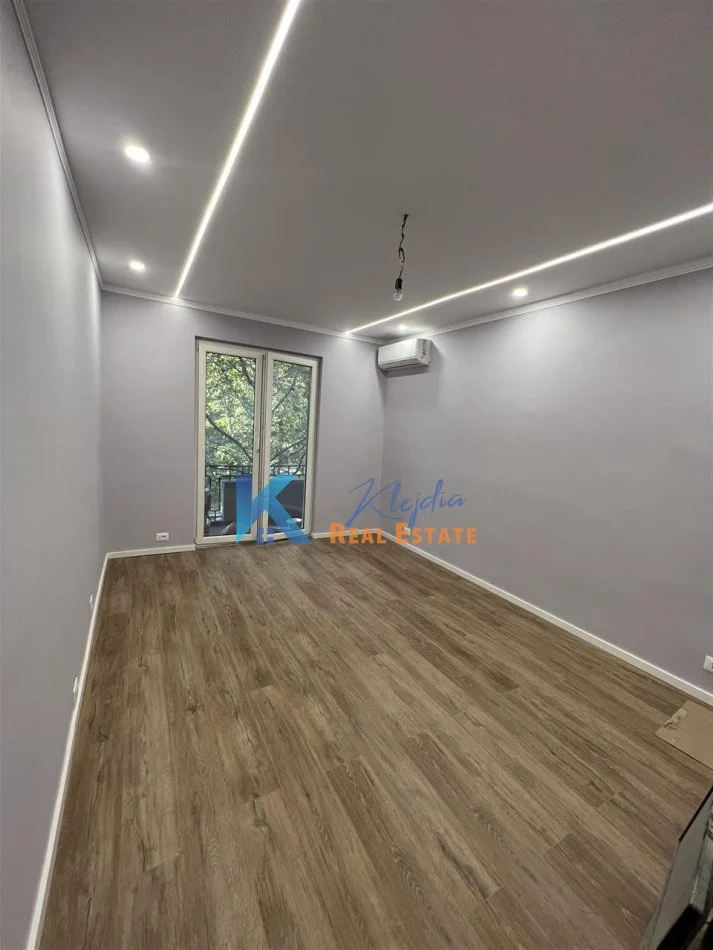 Tirane, jap me qera zyre Kati 3, 90 m² 1.000 € (Bllok, afer shkolles 11 Janari)