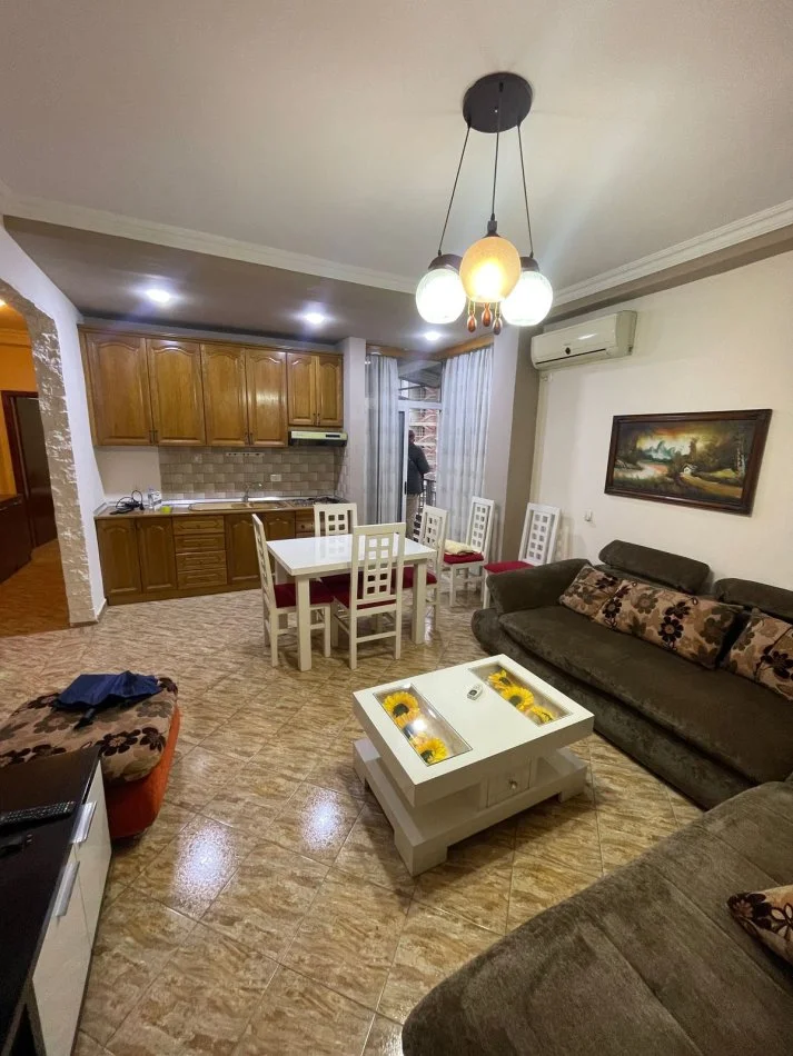 Tirane, jepet me qera apartament 2+1+Ballkon Kati 3, 70 m² 570 € (Zog te Zi)