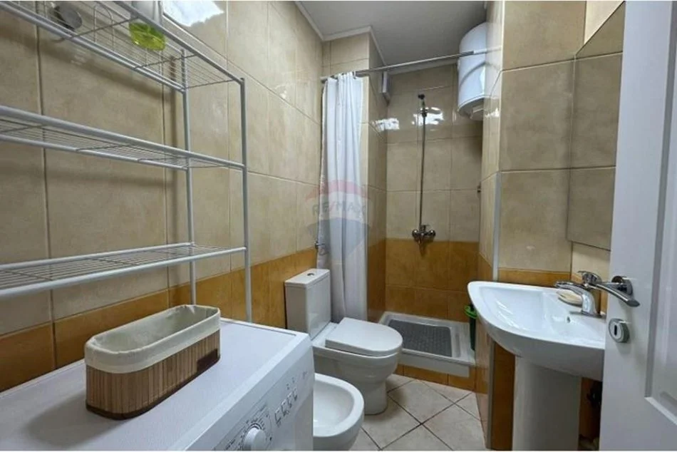 Tirane, jepet me qera apartament 1+1 Kati 3, 59 m² 550 € (Rruga Bogdanve)