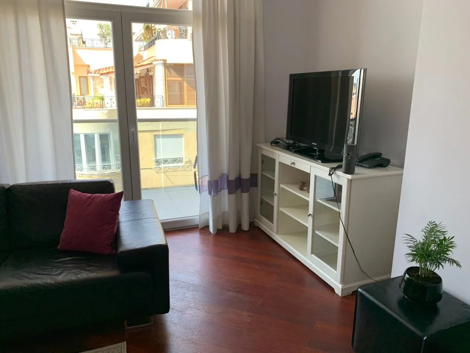 Tirane, jepet me qera apartament 2+1+Ballkon Kati 8, 100 m² 1.300 € (Bllok, prane Librit Universitar)