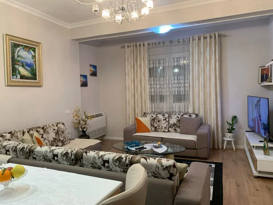 Tirane, jepet me qera shtepi 3+1 Kati 2, 120 m² 800 € (Selite)