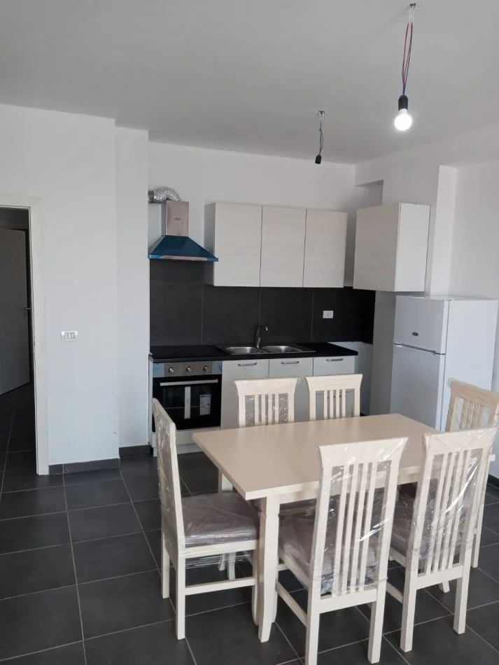 Tirane, jepet me qera apartament 2+1 Kati 4, 120 m² 400 € (Shkoze)