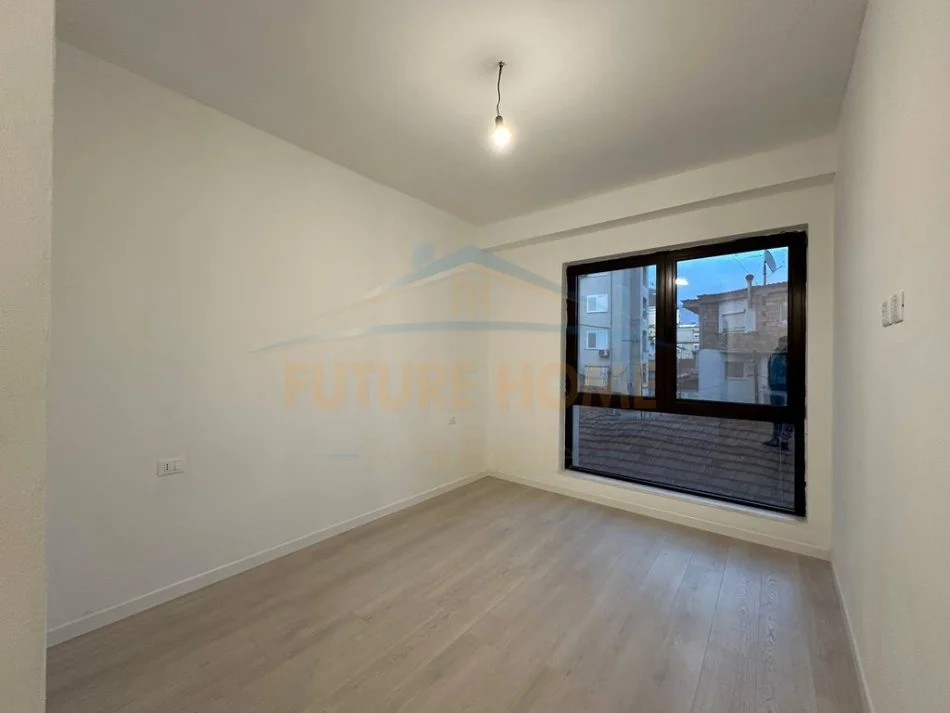 Tirane, jepet me qera apartament 2+1+Aneks+Ballkon Kati 1, 95 m² 700 € (myslym shyri)