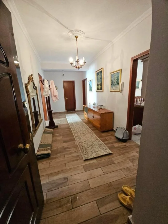 Tirane, jepet me qera apartament 3+1 Kati 8, 144 m² 700 € (Rruga Fortuzi)