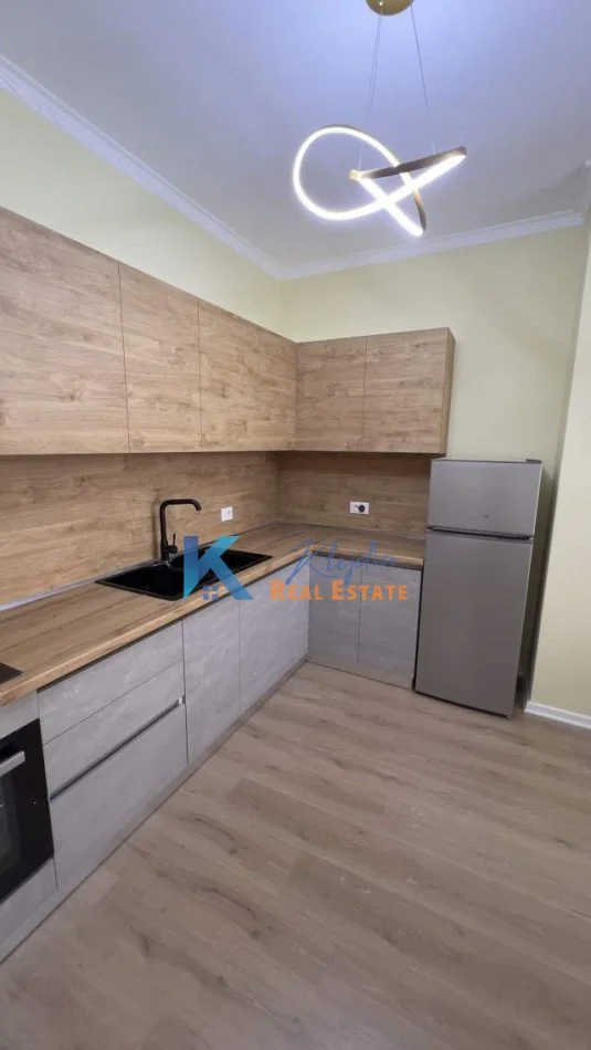 Tirane, jap me qera apartament 2+1+Ballkon Kati 4, 100 m² 550 € (Yzberish, Kompleksi Grand Gallery)