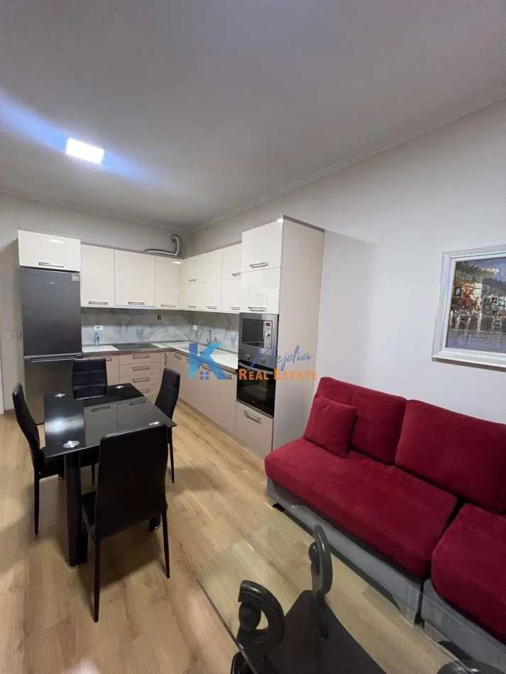 Tirane, jap me qera apartament 2+1+Ballkon Kati 4, 85 m² 600 € (Fusha e Aviacionit, afer shkolles Dhora Leka)