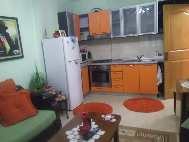 Tirane, jap me qera apartament 1+1+Ballkon Kati 4, 60 m² 500 € (Ish Ekspozita)
