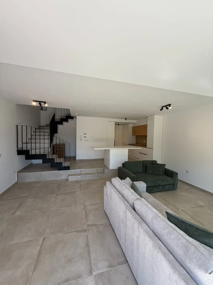 Tirane, jepet me qera apartament 3+1 Kati 0, 220 m² 2.000 € (Rezidenca Olive Grove)