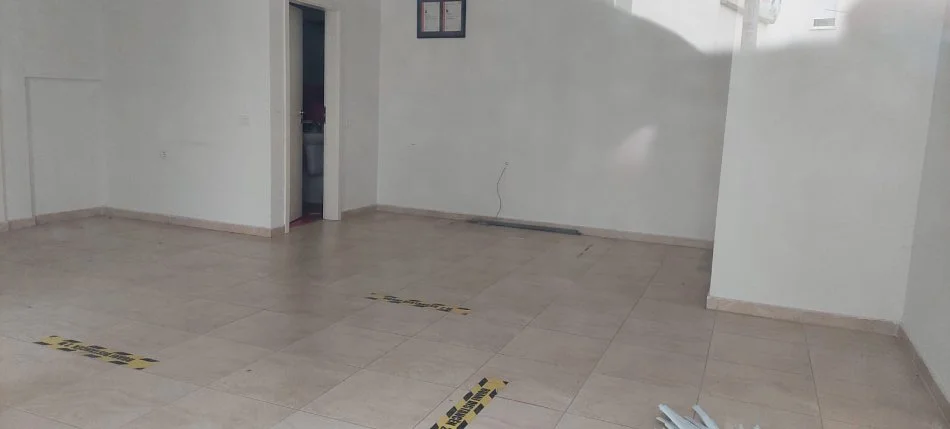 Tirane, jepet me qera ambjent biznesi Kati 0, 50 m² 700 € (Kompleksi Kontakt)