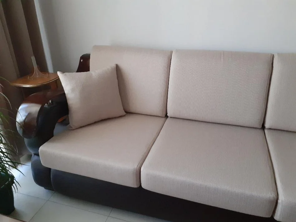 Shitet komplet kolltuqesh me krevat te brendshem 45,000 leke (460 Euro).