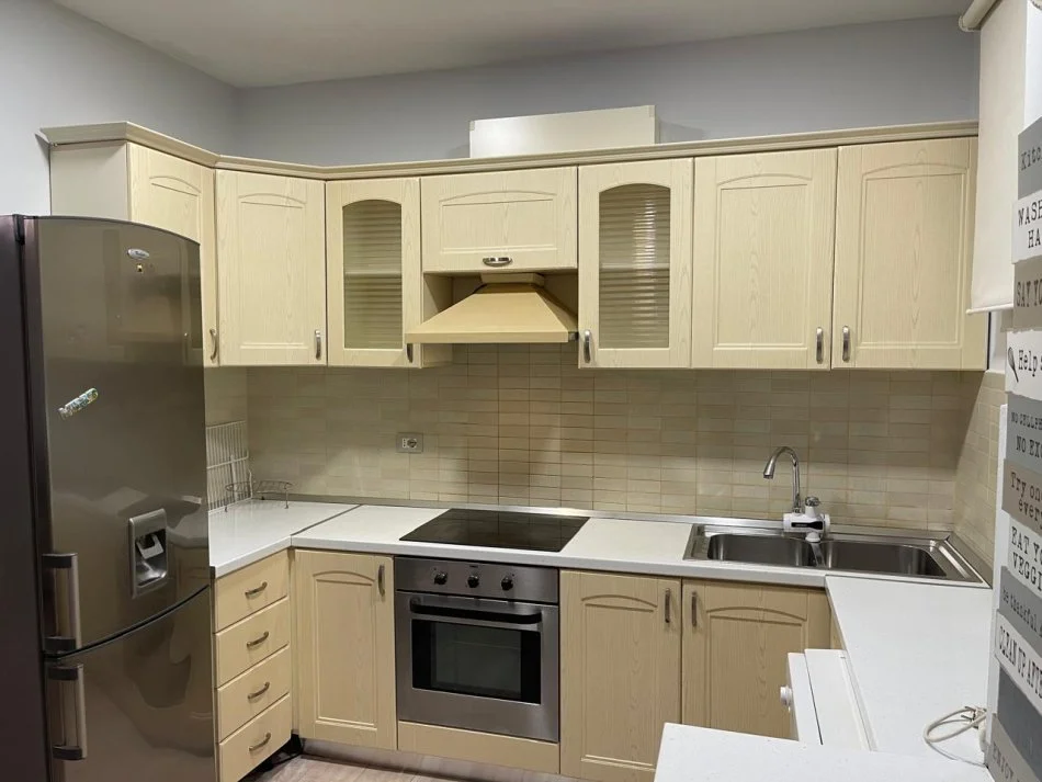 Tirane, jepet me qera apartament 2+1 Kati 4, 90 m² 850 € (Liqeni i Thate)