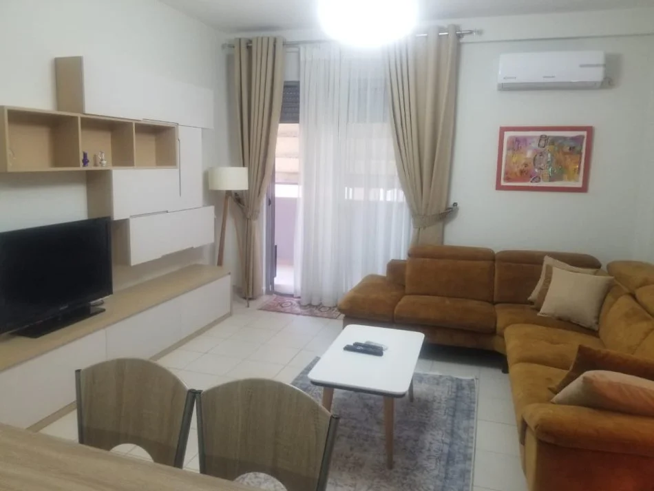 Tirane, jepet me qera apartament 1+1+Ballkon Kati 3, 65 m² 550 € (Liqeni i Thate)