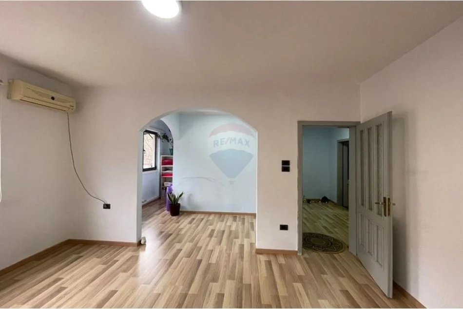 Tirane, jepet me qera apartament 1+1 Kati 1, 54 m² 550 € (Ali Demi)