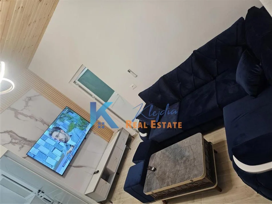 Tirane, jap me qera apartament 1+1 Kati 1, 50 m² 450 € (Laprake)
