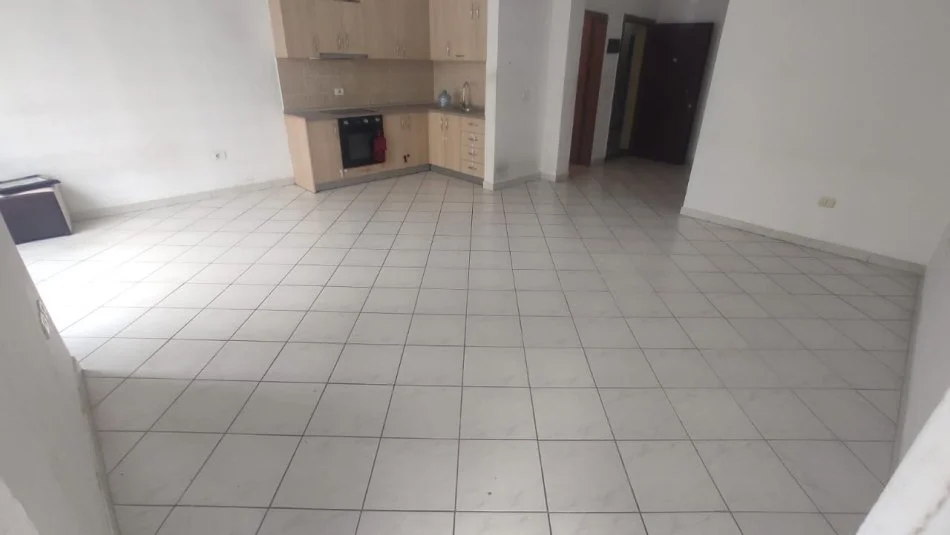 Tirane, jepet me qera zyre Kati 4, 110 m² 500 € (Rruga e Kavajes, prane Square 21)