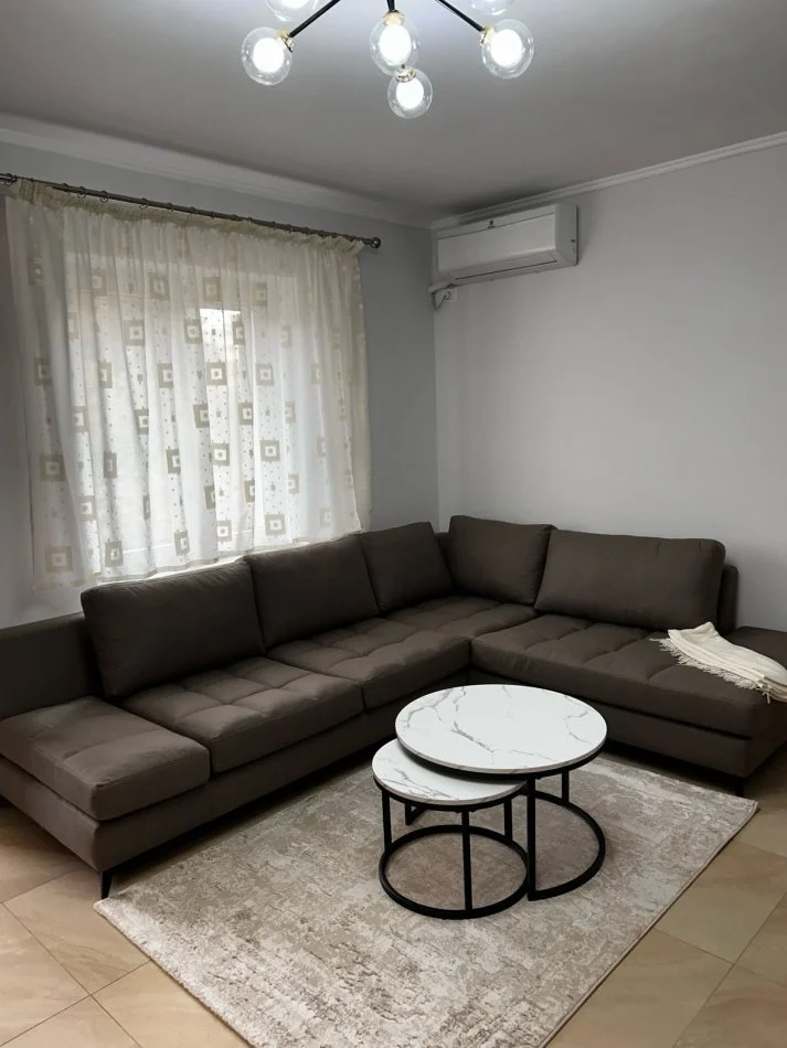 Tirane, jepet me qera apartament 1+1 Kati 2, 70 m² 650 € (Rruga Fortuzi)