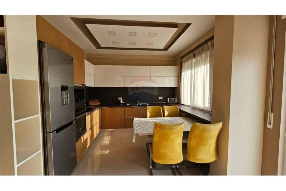 Tirane, jepet me qera apartament 2+1 , 95 m² 650 € (Kopshti Botanik)