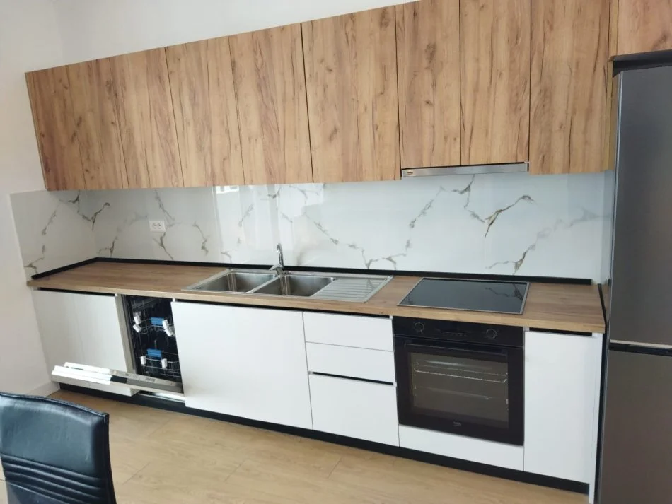 Tirane, jepet me qera apartament 2+1+Ballkon Kati 8, 100 m² 700 € (ish Fusha e Aviacionit, River Residence)