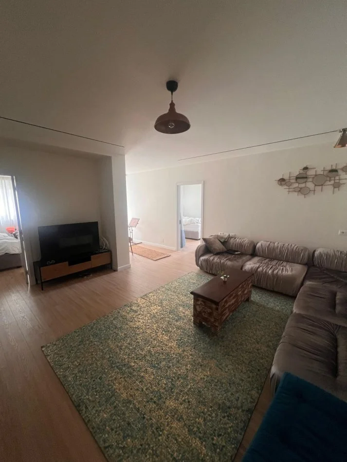 Tirane, jepet me qera apartament 2+1 Kati 5, 110 m² 950 € (Qender)