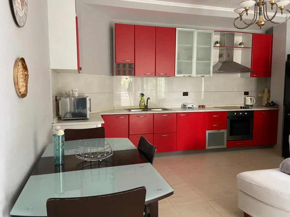 Tirane, jap me qera apartament 2+1+Ballkon Kati 2, 90 m² 650 € (Rruga Fortuzi)