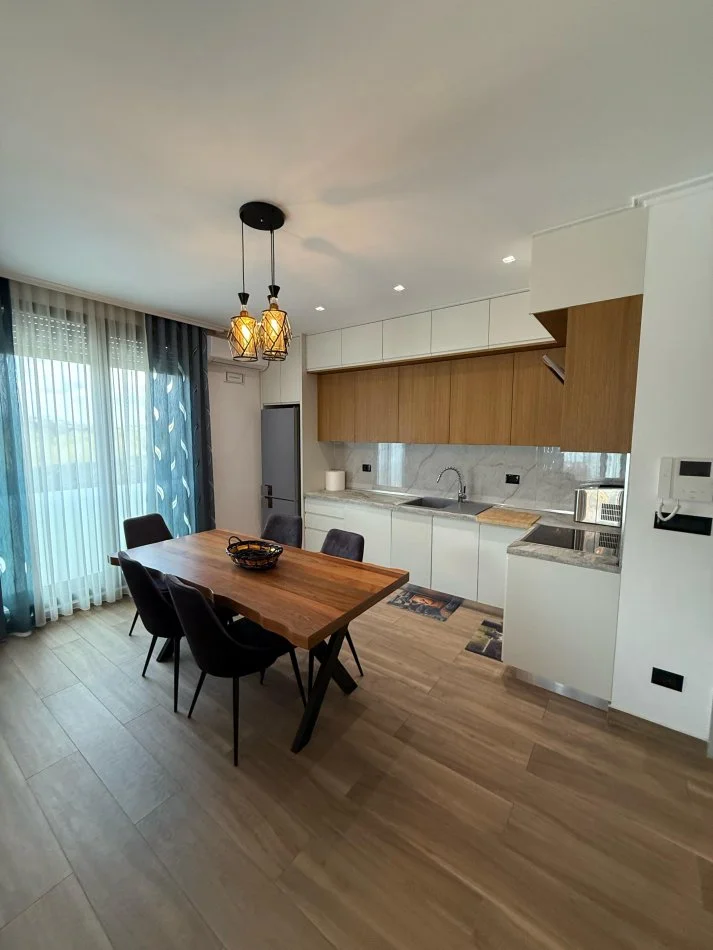 Tirane, jepet me qera apartament 2+1 Kati 1, 150 m² 1.700 € (Teg)