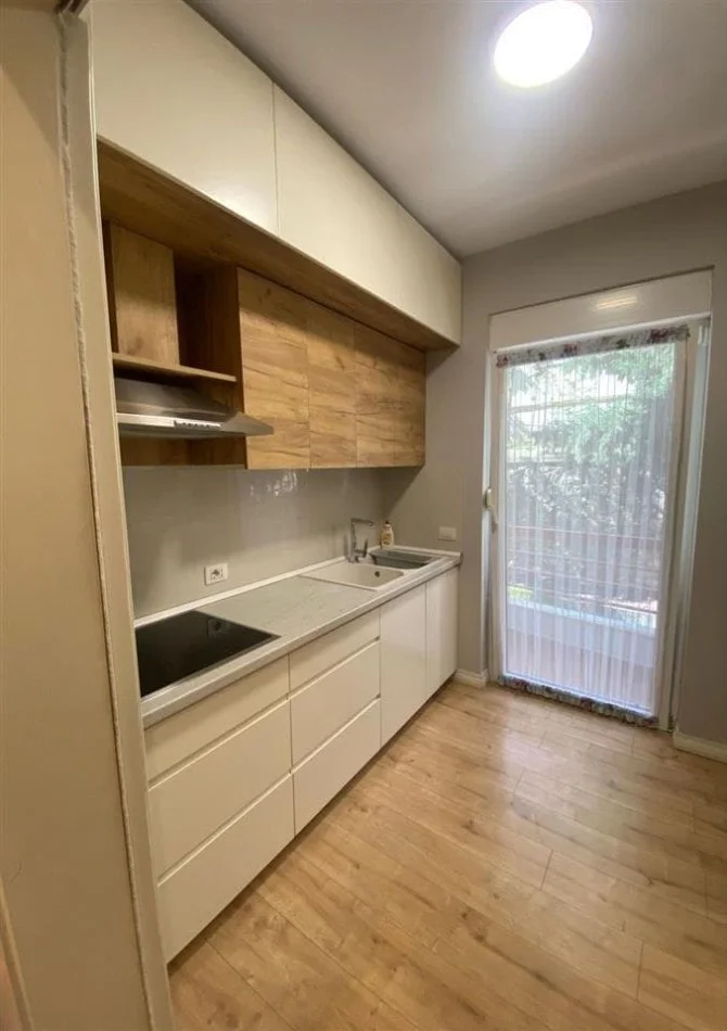 Tirane, jepet me qera apartament 1+1+Ballkon Kati 2, 70 m² 550 € (Liqeni i Thate)