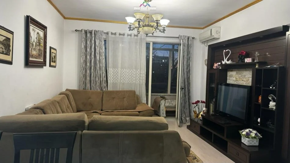 Tirane, jepet me qera apartament 1+1+Ballkon Kati 3, 67 m² 500 € (Don Bosko, prane Kishes Katolike)